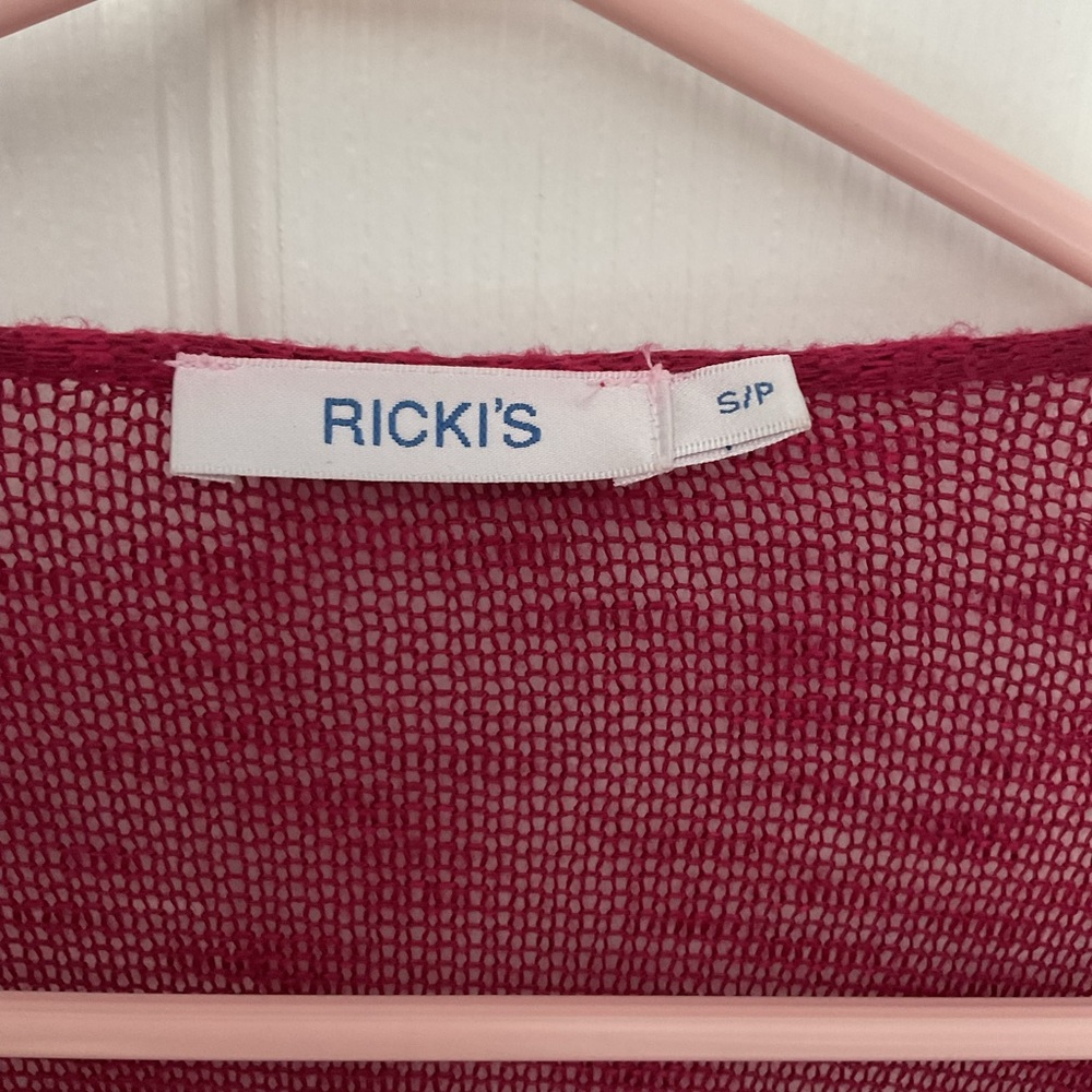 🆕 Ricki’s Raspberry Light Knit Shawl - Picture 7 of 9